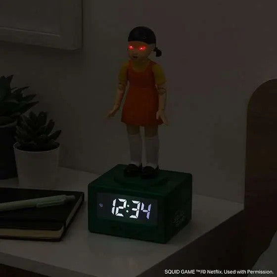 Squid Game Young‑Hee digitális ébresztőóra
