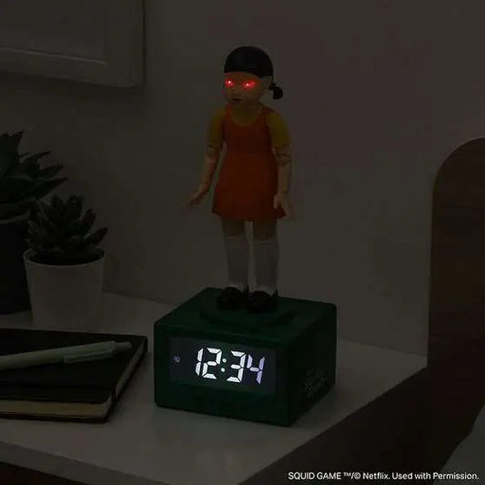 Squid Game Young‑Hee digitális ébresztőóra